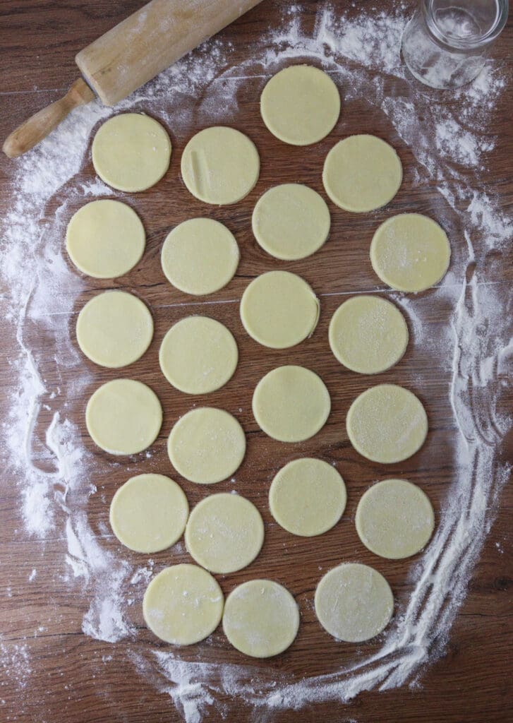 How the cookie discs look like when they are formed and dusted with flour to prevent sticking